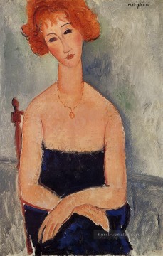 trägt rothaarige Frau  die einen Anhänger 1918 Amedeo Modigliani Ölgemälde